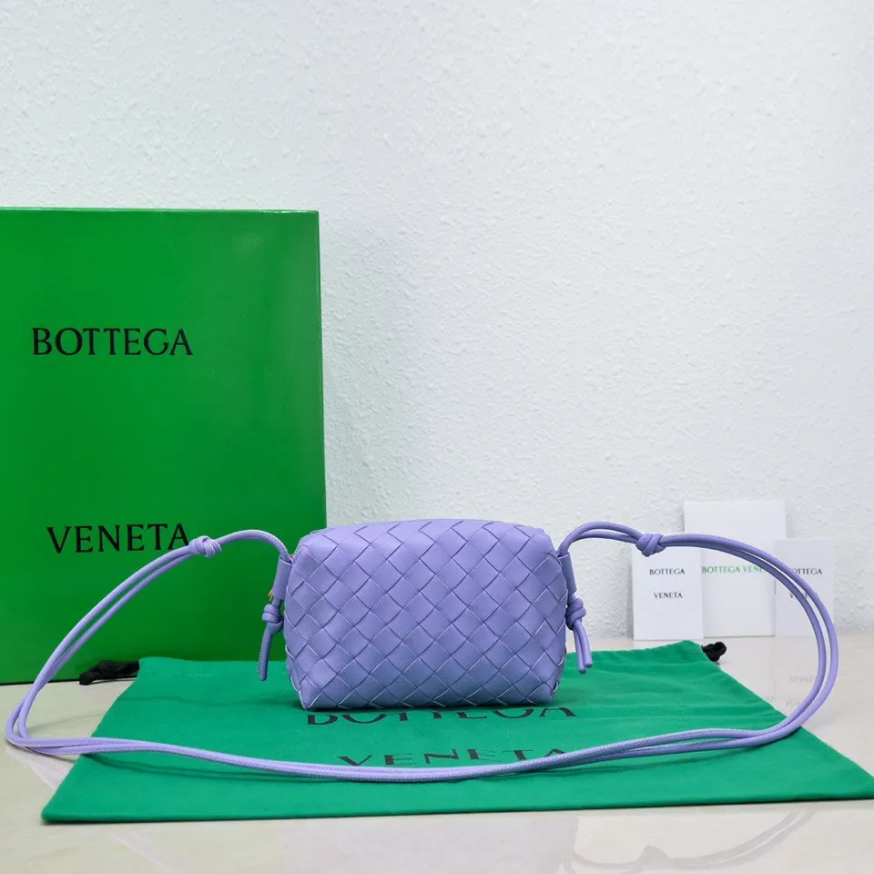 Batch 1160 B's new model is coming🔥Classic woven logo✅ The bag body is made of selected original sheepskin. The texture is soft and waxy. The simple square bag body is classic and versatile. The internal design is very practical. It has a large space and an adjustable iconic leather drawstring. It can be said to be both elegant and practical. The design is very simple and elegant. It has a kind of literary and retro style. Size model: 17*10*6cm, model number: 9896